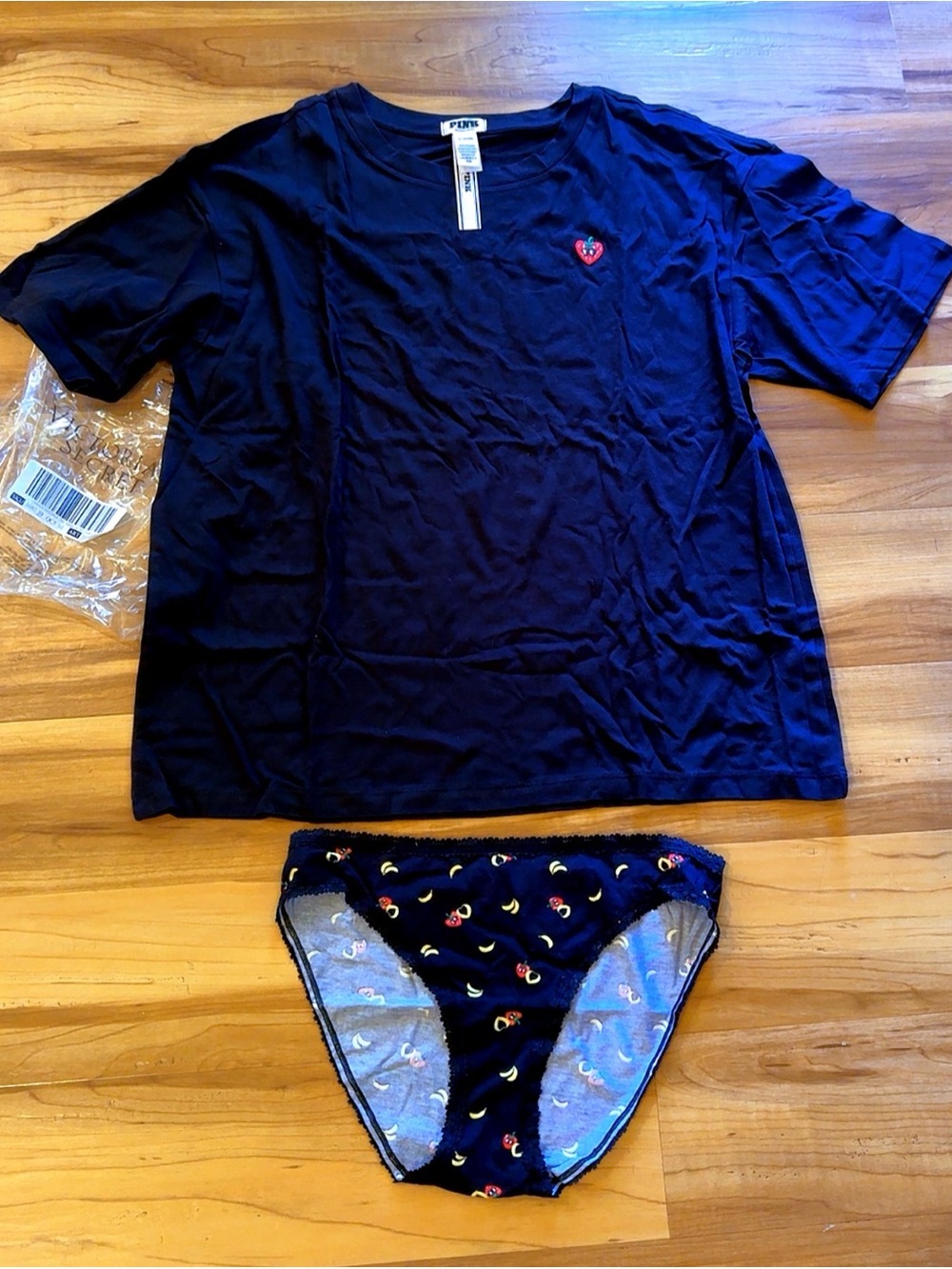 PINK Victoria’s Secret NWT Sleep Set Medium Strawberry Heart Pajama Tee & Panty